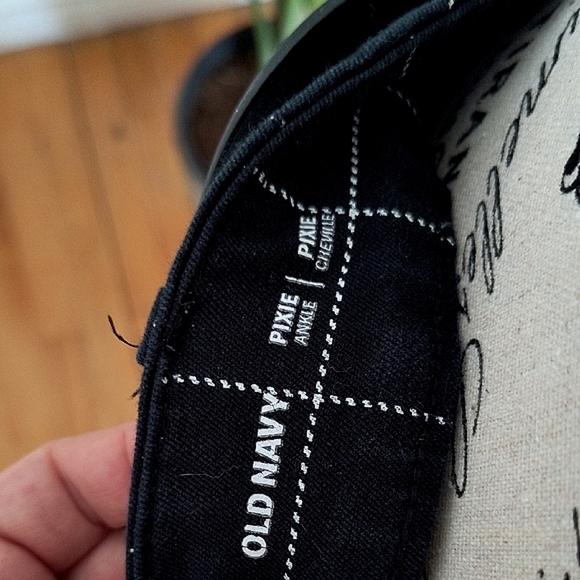 Old Navy Women's Black Checkered Ankle Pants. Size Large. Good Condition. - Picture 2 of 6